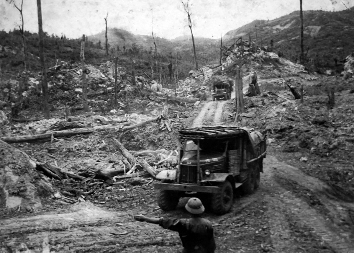  4. Tầm quan trọng của hậu cần chiến lược: Hậu cần vững chắc là xương sống của chiến tranh. Một hệ thống hậu cần linh hoạt và bền bỉ có thể duy trì sức mạnh chiến đấu trong thời gian dài. Đường Trường Sơn (Đường Hồ Chí Minh) là minh chứng rõ ràng cho điều này. Ảnh: Public Domain.