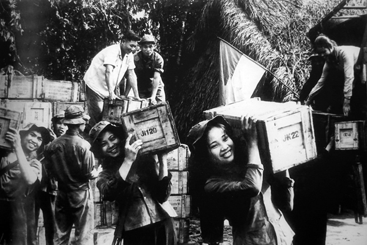  8. Tổ chức và phối hợp lực lượng đa dạng: Việc tổ chức và sử dụng lực lượng đa dạng – ví dụ như sự kết hợp giữa bộ đội chủ lực, bộ đội địa phương và dân quân du kích, hoặc phối hợp chặt chẽ giữa các binh chủng – sẽ giúp gia tăng hiệu quả chiến đấu trong mọi tình huống. Ảnh: Public Domain.