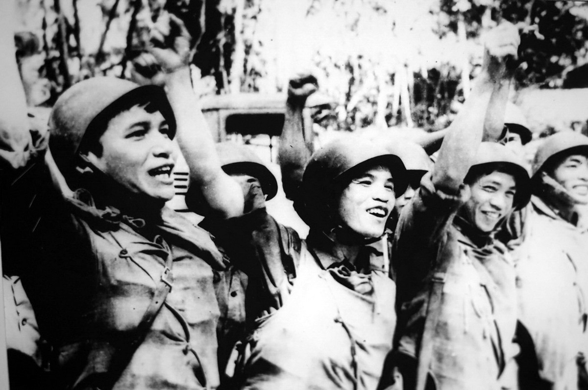  7. Kiên trì và bền bỉ với mục tiêu chiến lược: “Không có gì quý hơn độc lập, tự do” là tinh thần xuyên suốt cuộc kháng chiến chống Mỹ. Một mục tiêu chiến lược rõ ràng và ý chí kiên định sẽ giúp một quốc gia nhỏ có thể đối đầu và chiến thắng các thế lực mạnh hơn. Ảnh: Public Domain.