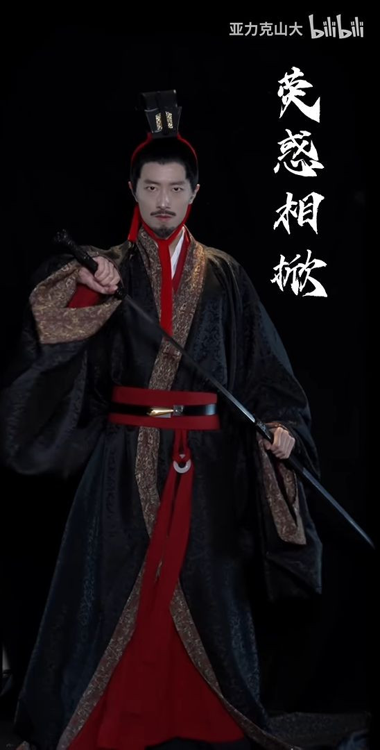  5. Cải cách hệ thống tiền tệ. Ông thống nhất tiền tệ dưới dạng đồng xu hình tròn với lỗ vuông ở giữa làm chuẩn mực cho thương mại và kinh tế. Ảnh: Pinterest.