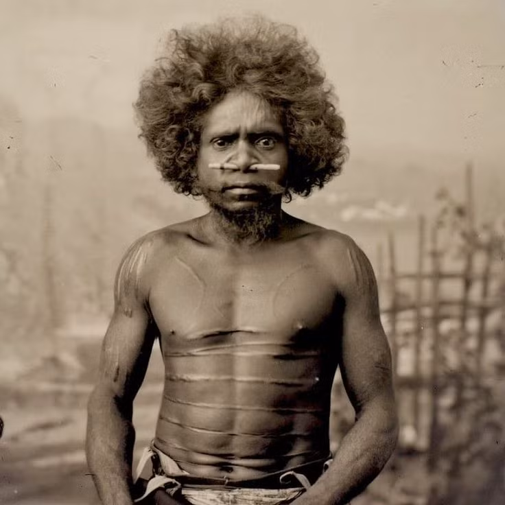  7. Ota Benga. Ota Benga, một người Pygmy từ Congo, bị bắt và trưng bày trong Vườn thú Bronx ở New York vào năm 1906. Anh bị giam trong chuồng cùng khỉ đột và bị xem như "liên kết giữa người và động vật". Ota Benga sau này tự sát vì quá nhục nhã. Ảnh: Pinterest.