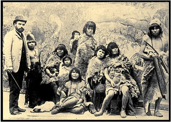  1. Nguồn gốc của vườn thú người. Vườn thú người xuất hiện vào thế kỷ 19 ở châu Âu và Mỹ, nơi người từ các thuộc địa bị đưa đến để trưng bày như "động vật lạ". Nó là công cụ để chứng minh “sự ưu việt” của người da trắng so với các dân tộc khác. Ảnh: Pinterest.