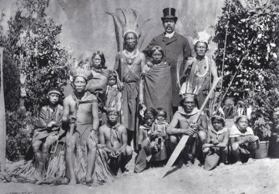  2. Người bản địa bị đối xử như động vật. Những người bị trưng bày thường là người châu Phi, châu Á, thổ dân châu Mỹ, hoặc người bản địa ở châu Đại Dương. Họ bị giam trong các "chuồng" mô phỏng môi trường sống tự nhiên, giống như động vật trong vườn thú. Ảnh: Pinterest.