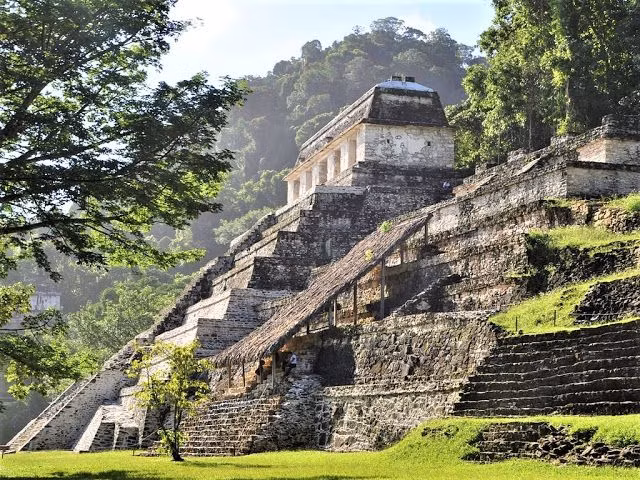  6. Những thành phố lớn với thiết kế tiên tiến. Các thành phố Maya như Tikal, Palenque và Copán là những trung tâm đô thị phức tạp với đền đài, quảng trường và hệ thống cung cấp nước tiên tiến. Ảnh: Pinterest.