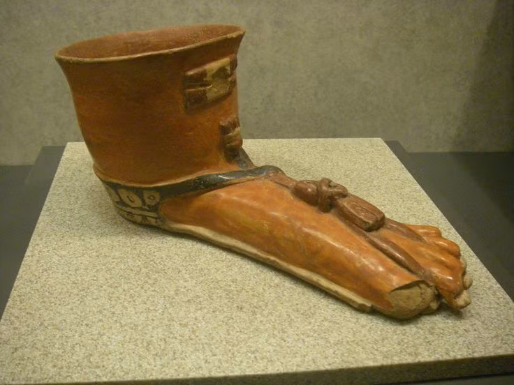  7. Sử dụng cao su sớm nhất. Người Maya biết cách chế biến cao su từ mủ cây để tạo ra bóng, giày, và các vật dụng khác, từ hàng ngàn năm trước khi cao su trở nên phổ biến toàn cầu. Ảnh: Pinterest.