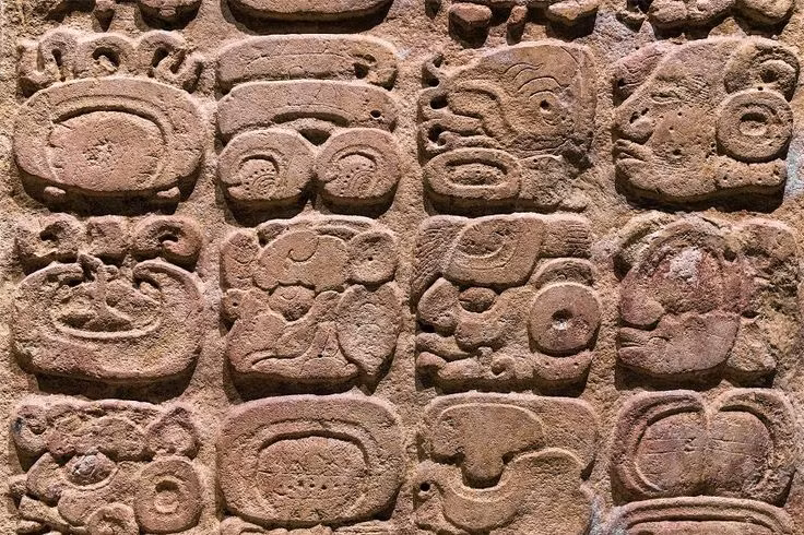  1. Hệ thống chữ viết tiên tiến. Người Maya phát triển một hệ thống chữ viết phức tạp, được gọi là chữ tượng hình Maya, với hơn 800 ký hiệu. Đây là một trong những hệ thống chữ viết phát triển nhất ở châu Mỹ thời kỳ tiền Colombo. Ảnh: Pinterest.