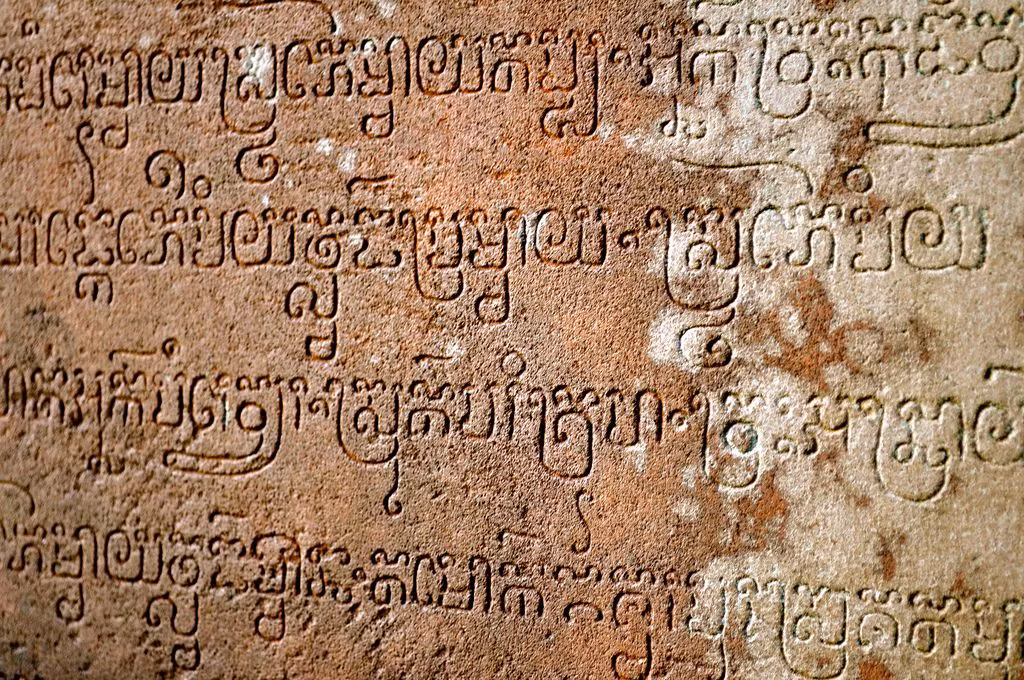  6. Ngôn ngữ Khmer cổ. Người Khmer sử dụng một hệ thống chữ viết riêng, được gọi là Khmer cổ, dựa trên chữ viết Ấn Độ. Nhiều bia ký và văn bản cổ dùng loại chữ này vẫn còn tồn tại đến ngày nay. Ảnh: Pinterest.
