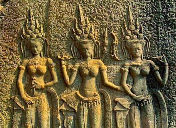  11. Nghệ thuật điêu khắc tinh xảo. Các bức phù điêu và tác phẩm điêu khắc của người Khmer trên các ngôi đền miêu tả cảnh chiến tranh, tôn giáo, và đời sống thường nhật với độ chi tiết đáng kinh ngạc. Ảnh: Pinterest.