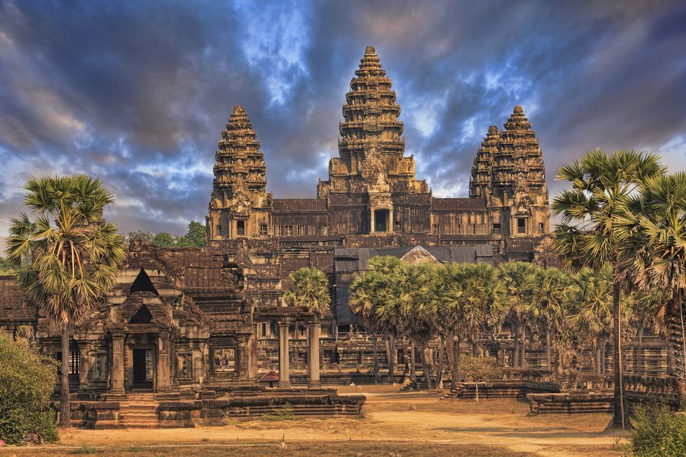  8. Angkor Wat – Kỳ quan kiến trúc. Angkor Wat, ngôi đền nổi tiếng nhất của văn minh Khmer, là công trình tôn giáo lớn nhất thế giới. Ban đầu, nó được xây dựng để thờ thần Vishnu trong Ấn Độ giáo và sau đó chuyển sang thờ Phật. Ảnh: Pinterest.