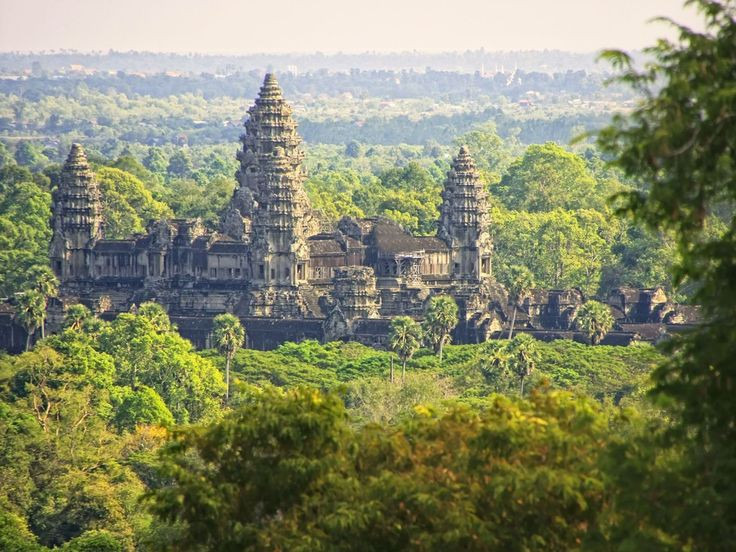  9. Thành phố Angkor – Một kỳ quan đô thị. Angkor từng là thành phố lớn nhất thế giới thời Trung Cổ, với diện tích hơn 1.000 km² và dân số lên đến 1 triệu người. Ảnh: Pinterest.