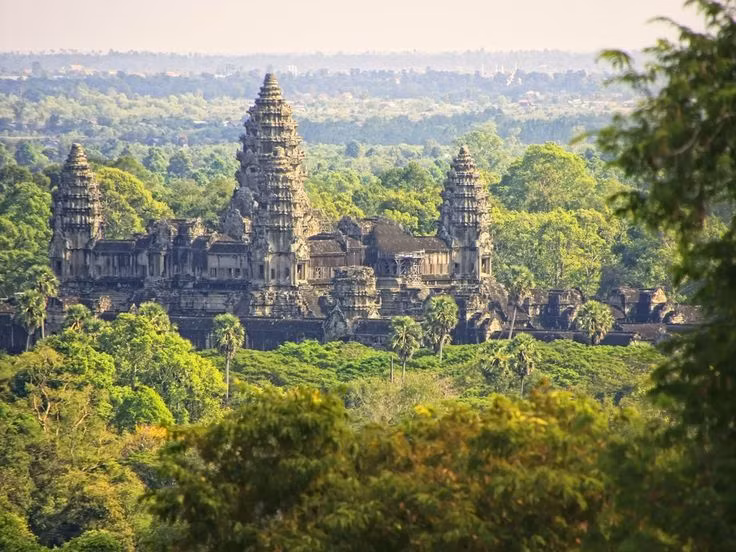  9. Thành phố Angkor – Một kỳ quan đô thị. Angkor từng là thành phố lớn nhất thế giới thời Trung Cổ, với diện tích hơn 1.000 km² và dân số lên đến 1 triệu người. Ảnh: Pinterest.