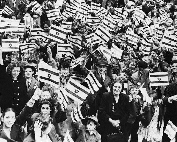 Năm 1947, Liên Hợp Quốc đưa ra Kế hoạch phân chia Palestine, chia vùng đất này thành hai quốc gia - một cho người Do Thái và một cho người Ả Rập. Điều này dẫn đến sự ra đời của Nhà nước Israel năm 1948 và cuộc chiến Ả Rập - Israel 1948, khi khối Ả Rập phản đối việc thành lập Israel. Ảnh: Pinterest.