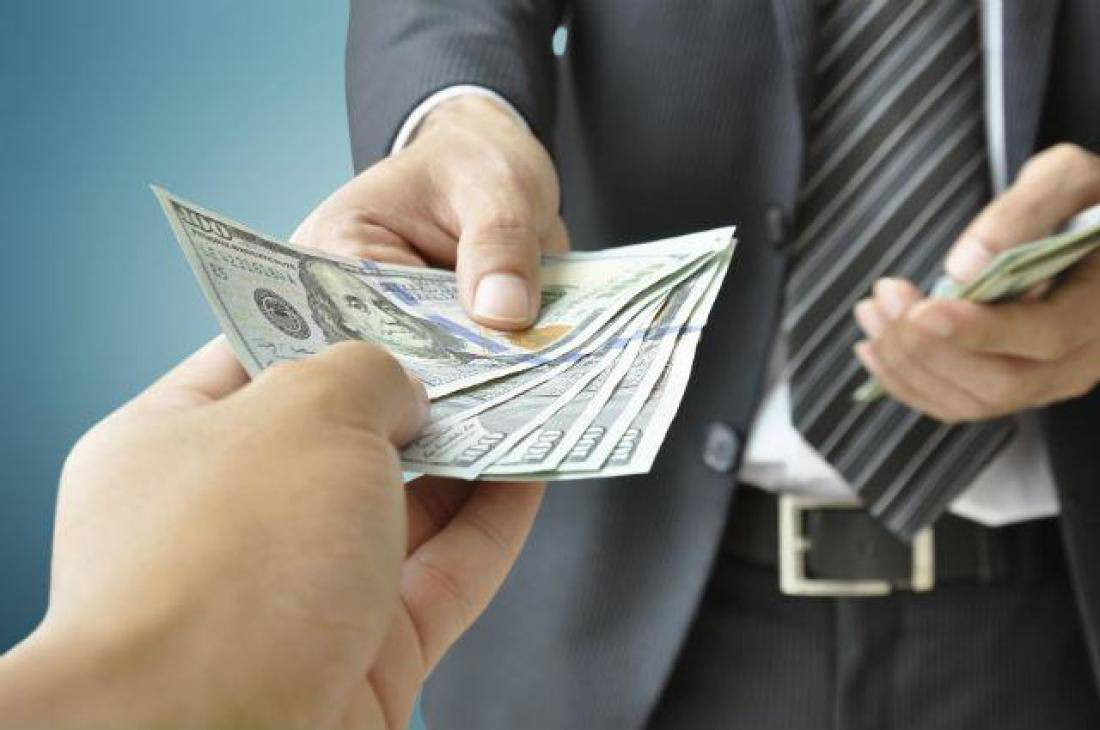  1. Vay tiền: Trên thực tế, việc vay tiền có rất nhiều rủi ro. Ví dụ, nếu không lấy lại được tiền, bạn sẽ rất đau lòng và thất vọng về bản chất con người, không hiểu tại sao người kia lại đối xử với mình như vậy? 