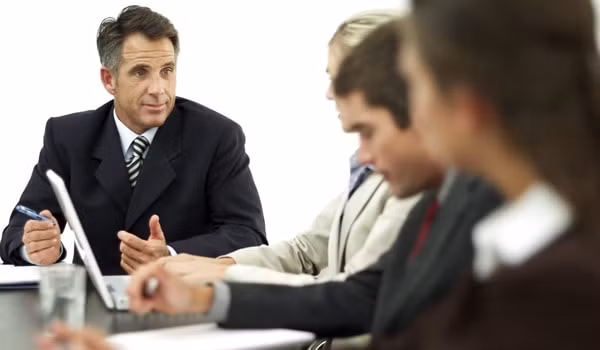  Bạn giúp giới thiệu một người bạn của mình để giúp đối phương giải quyết một số vấn đề. 