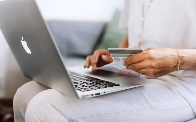 Tình trạng này thường xảy ra giữa người thân, bạn bè. Kiểu người này không có ranh giới, không đủ tôn trọng bạn và muốn lợi dụng bạn.