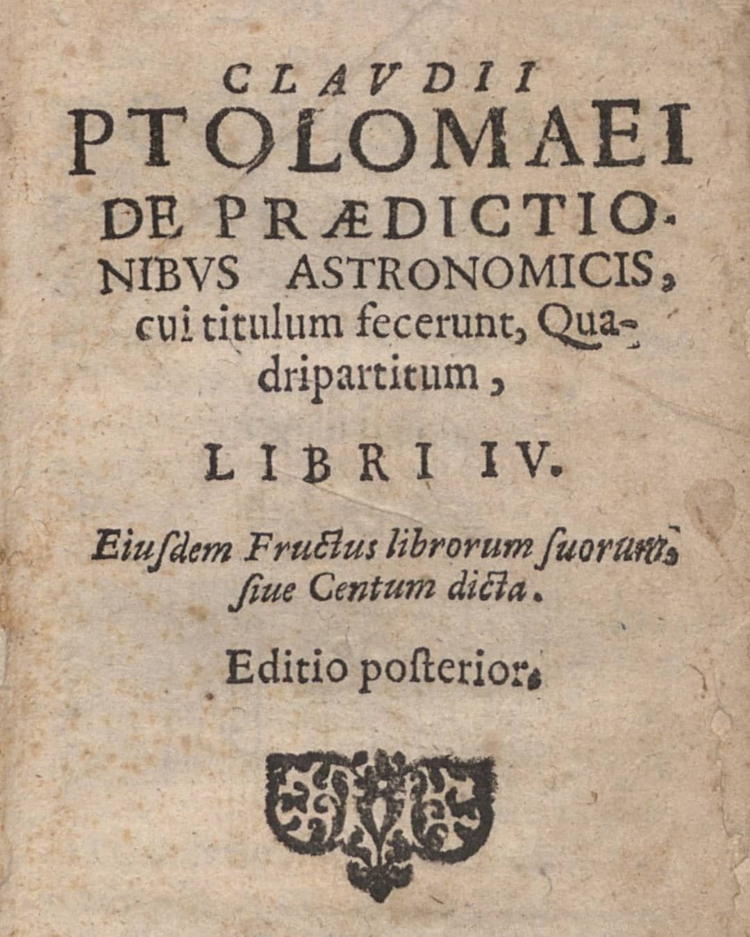  1. Ý nghĩa tên gọi "Tetrabiblos". Tên gọi Tetrabiblos trong tiếng Hy Lạp nghĩa là "bốn cuốn sách", phản ánh cấu trúc của tác phẩm, được chia thành bốn phần chính. Ảnh: Pinterest.