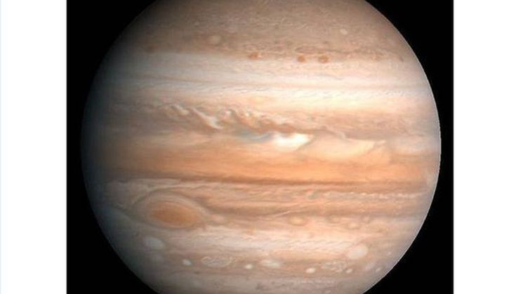  6. Nhiệt độ cực đoan. Nhiệt độ trên bề mặt mây của Sao Mộc rất lạnh, khoảng -145°C. Tuy nhiên, nhiệt độ bên trong hành tinh có thể cao tới hàng nghìn độ. Ảnh: Pinterest.