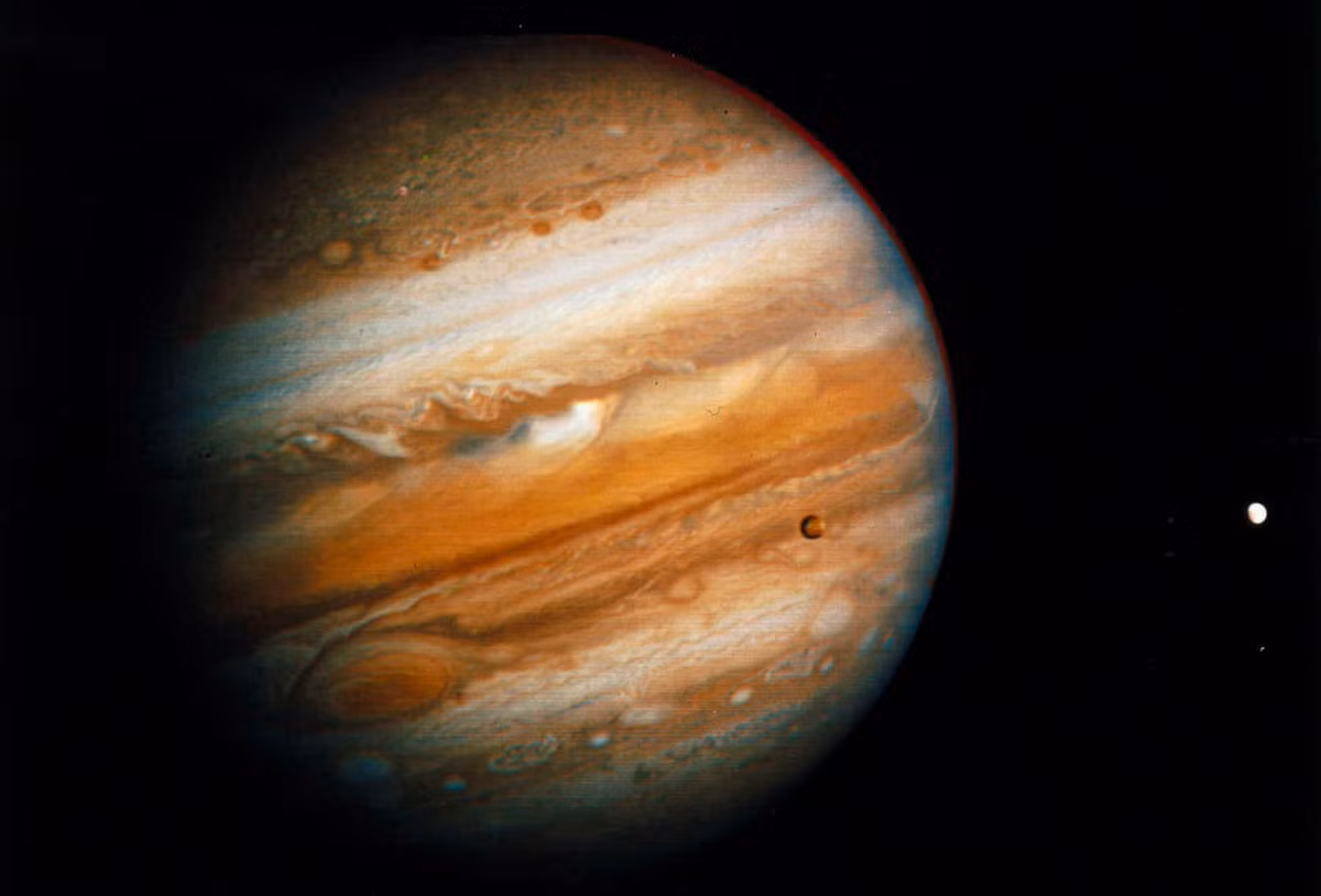  14. "Người bảo vệ" của Hệ Mặt Trời. Với lực hấp dẫn mạnh mẽ, Sao Mộc thường "hút" hoặc làm lệch hướng các sao chổi và tiểu hành tinh, bảo vệ Trái Đất khỏi những vụ va chạm lớn. Ảnh: Pinterest.