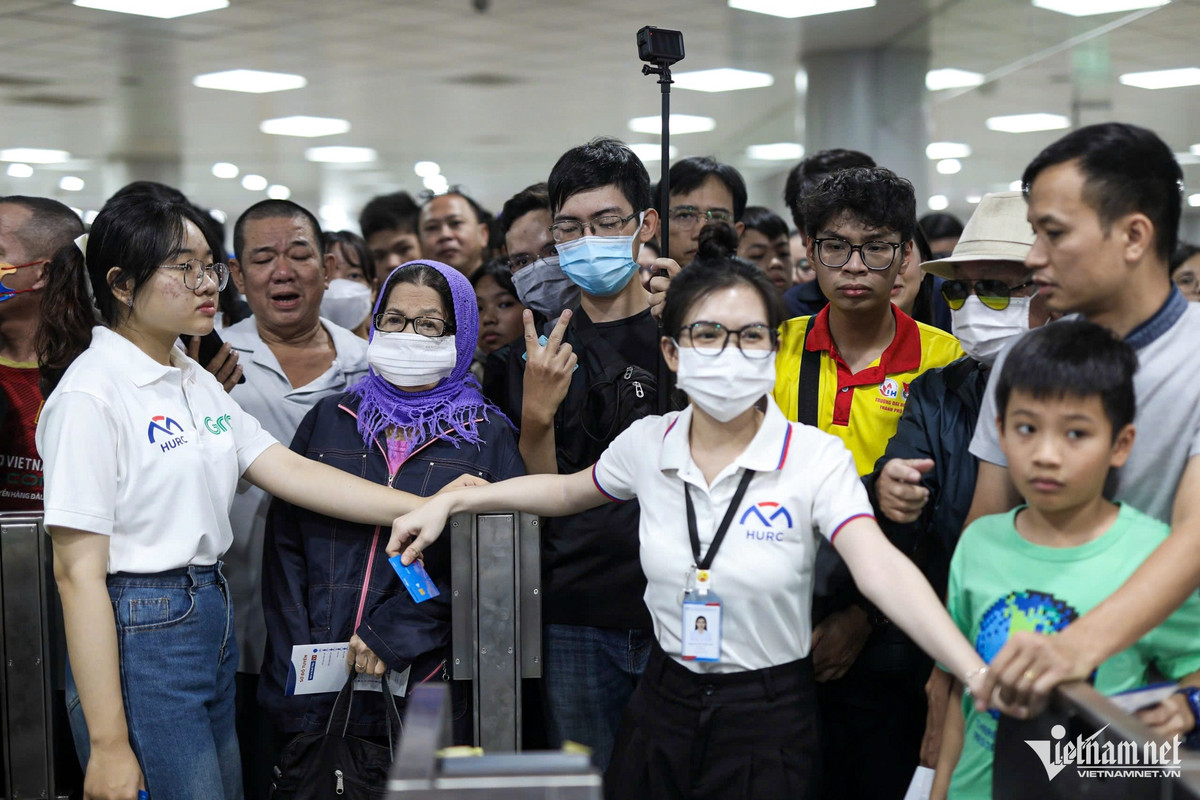 Khu quét thẻ tự động chật kín người xếp hàng. Trong ngày đầu tiên vận hành chính thức, tàu sẽ xuất phát lúc 10h. Những ngày sau đó sẽ mở tuyến lúc 5h và đóng tuyến lúc 22h, với tần suất đều đặn 8-12 phút/chuyến. Hành khách được miễn phí vé 30 ngày.