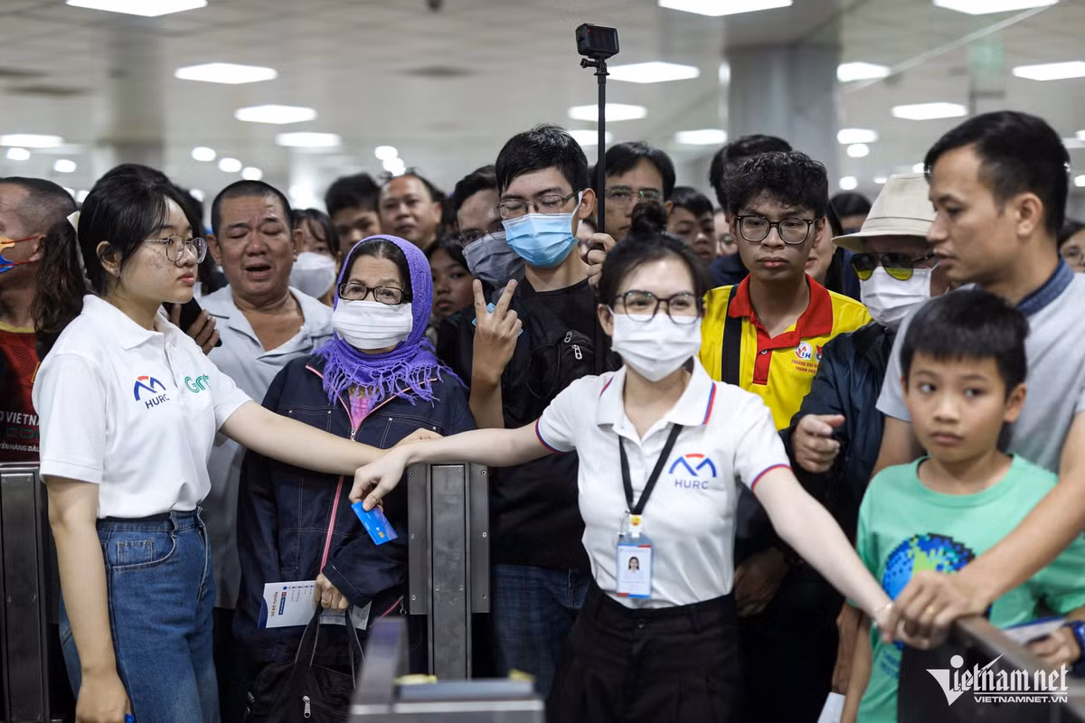 Khu quét thẻ tự động chật kín người xếp hàng. Trong ngày đầu tiên vận hành chính thức, tàu sẽ xuất phát lúc 10h. Những ngày sau đó sẽ mở tuyến lúc 5h và đóng tuyến lúc 22h, với tần suất đều đặn 8-12 phút/chuyến. Hành khách được miễn phí vé 30 ngày.