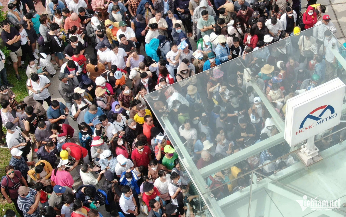 Nhân viên nhà ga liên tục thông báo qua loa về việc xếp hàng và hướng dẫn quy định di chuyển, cách thức đi tàu.