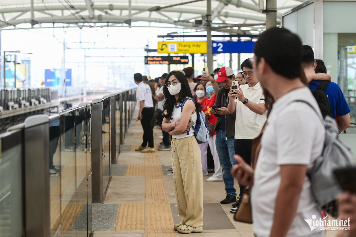 2 chuyến tàu liên tiếp hướng về ga Bến Thành đều chật kín khách, nhiều hành khách chờ tại ga Tân Cảng không thể lên tàu.