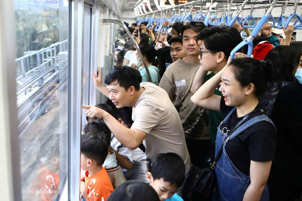 Metro Bến Thành - Suối Tiên có 17 đoàn tàu, mỗi tàu ba toa, sức chứa 930 khách (147 khách ngồi và 783 khách đứng). Giai đoạn đầu, bình quân mỗi ngày có 9 tàu vận hành, chạy từ 5h đến 22h với khoảng 200 chuyến. q3