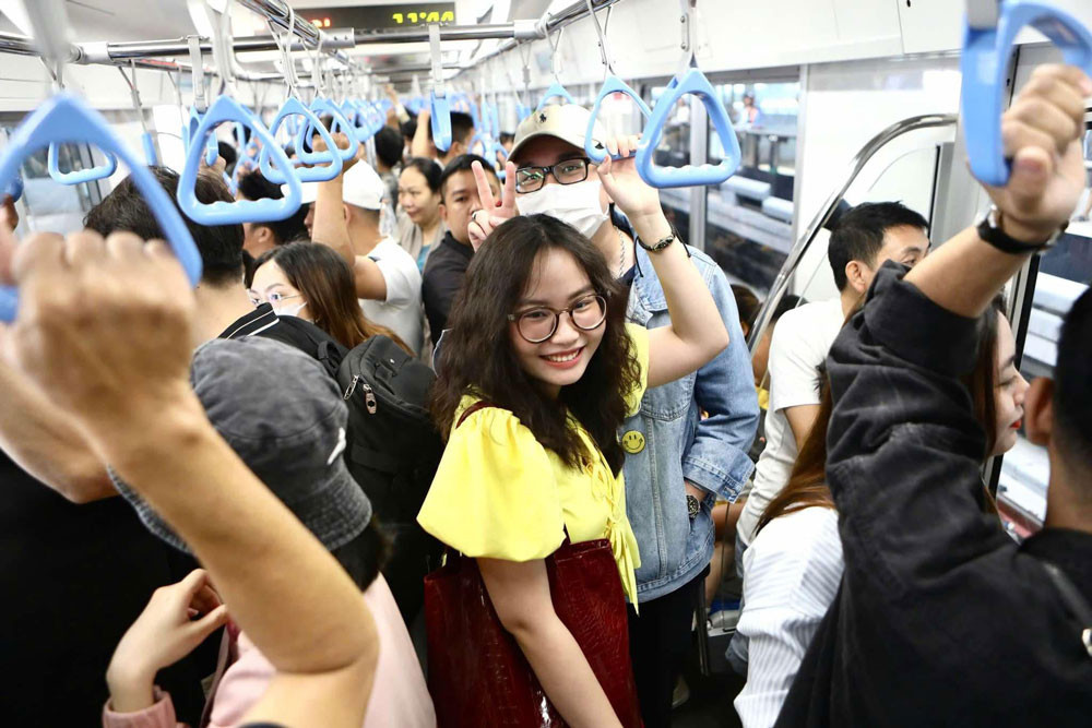 Bạn trẻ thích thúc trải nghiệm trên tàu metro số 1