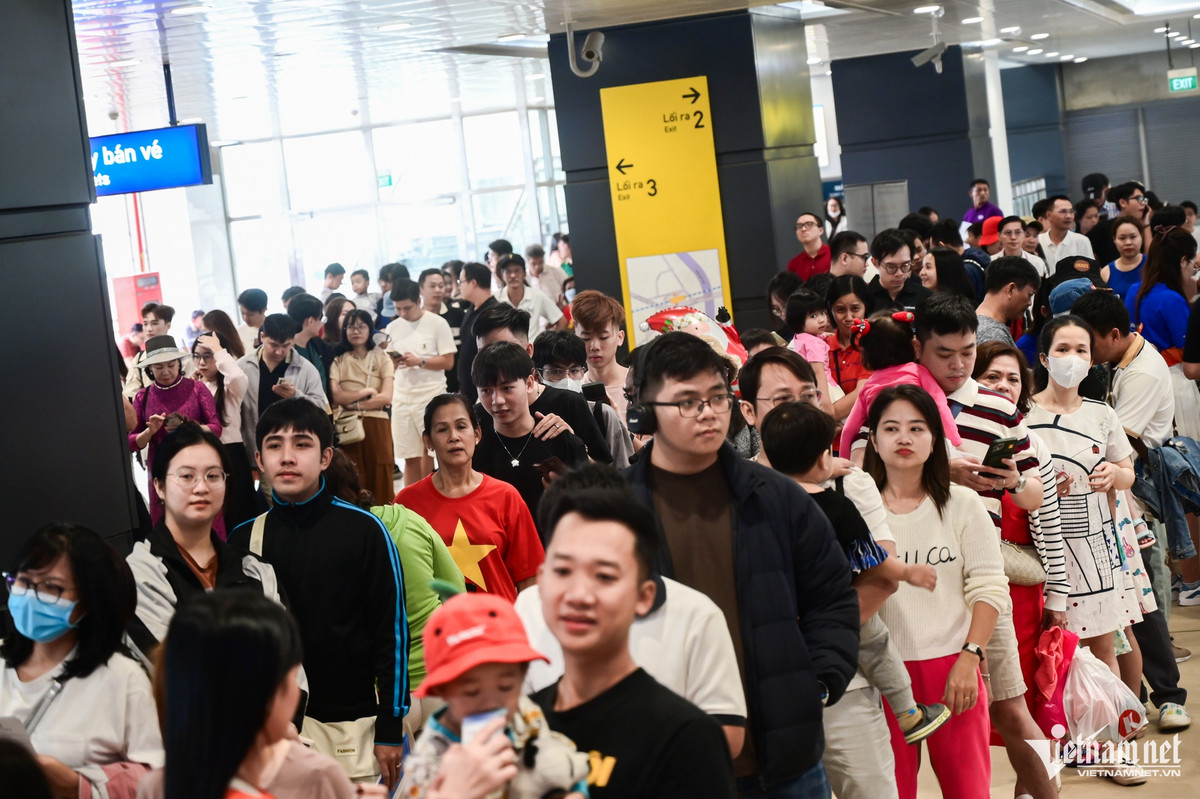 Hình ảnh xếp hàng dài tại ga trên cao Tân Cảng.