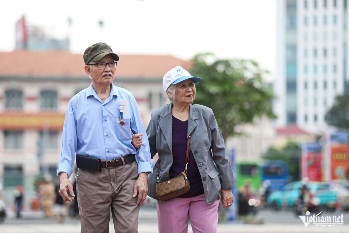 Nhiều hành khách tới từ sớm tại khu công viên 23/9 - trước ga ngầm Bến Thành. "Metro là giấc mơ của ông bà, chúng tôi mãn nguyện khi ở tuổi xế chiều được cùng nhau trải nghiệm tuyến tàu điện đầu tiên của thành phố. " - ông Vũ Huy Ngọc (97 tuổi) chia sẻ khi đi dạo cùng vợ trong lúc chờ tới giờ lên tàu.