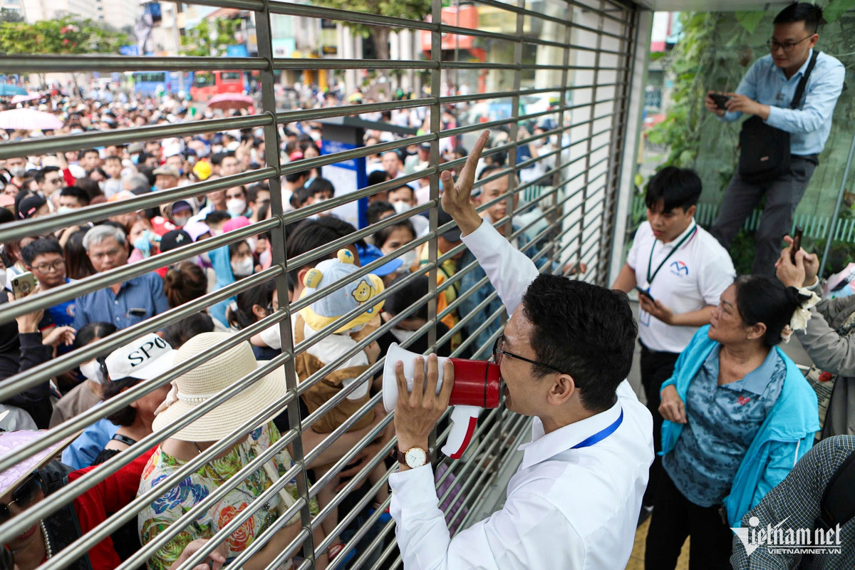 Lối vào ga ngầm Bến Thành chật kín người, do là ngày chủ nhật nên lượng khách đi tàu đông đúc.