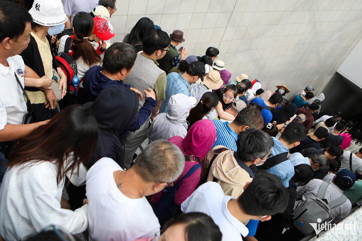 Người dân di chuyển xuống ga ngầm.