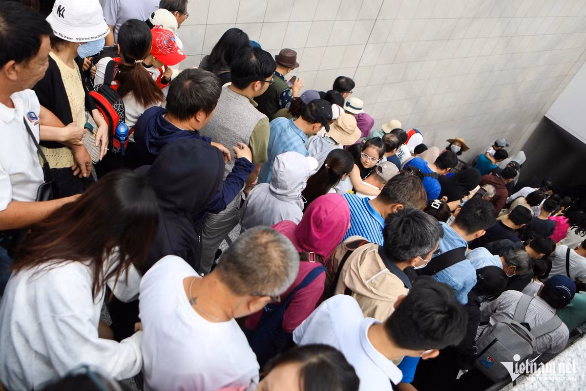 Người dân di chuyển xuống ga ngầm.