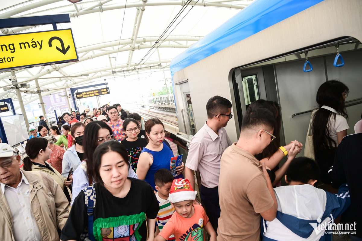 Các lối lên tàu chật kín người.