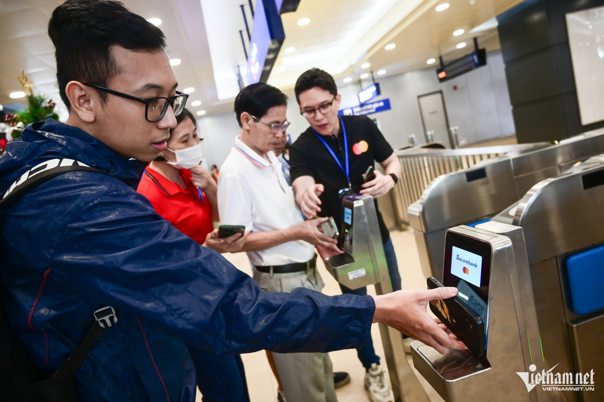 Ở khu quét vé, 4 nhân viên liên tục kiểm soát ra vào, tuy nhiên do hành khách chưa quen sử dụng nên mất nhiều thời gian. Khách chỉ cần quét mã QR tải từ app của metro để lấy vé. Những hành khách không kịp đăng ký vé trước từ app, sẽ được dán thẻ ra vào cho chuyến tàu.