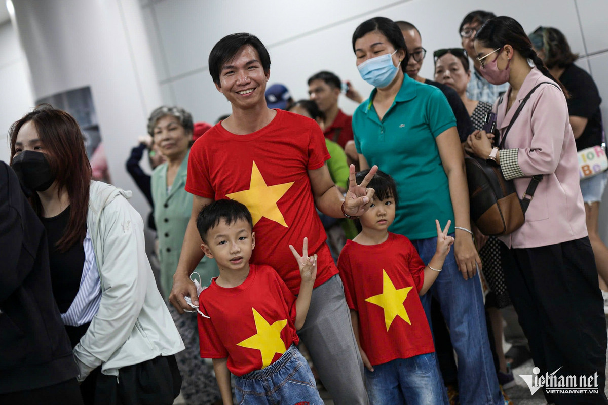 Anh Lê Thành Khang (ngụ huyện Nhà Bè) cùng hai con đi từ 5h30 đến ga Bến Thành để lần đầu đi thử tàu metro số 1. "Chúng tôi rất phấn khởi, tự hào. Từng nhìn thấy metro vận hành ở Hà Nội, cũng như các quốc gia khác, tôi rất mong chờ vào trải nghiệm lần này", anh Khang chia sẻ.