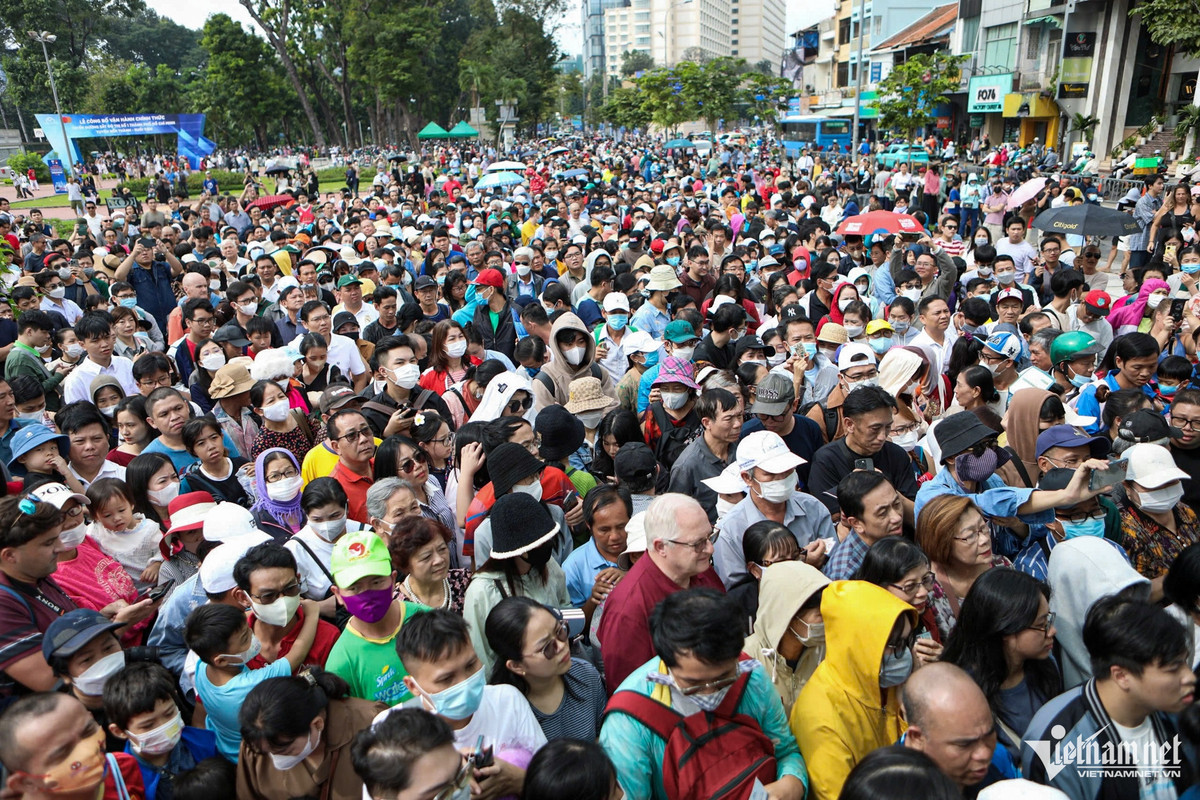 Sáng 22/12, "biển người" xếp hàng chật kín tại ga Bến Thành (quận 1) để xếp hàng chờ trải nghiệm tuyến đường sắt đô thị metro số 1 ngày vận hành chính thức.