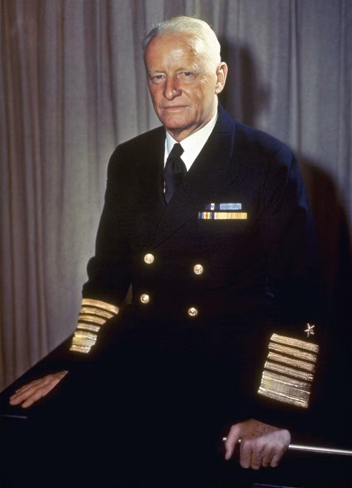 4. Chester W. Nimitz: Tư lệnh Hạm đội Thái Bình Dương Hoa Kỳ, lãnh đạo Hải quân Hoa Kỳ trong các trận chiến quan trọng như Midway và Guadalcanal, đóng vai trò then chốt trong chiến thắng tại Thái Bình Dương. Ảnh: Pinterest.