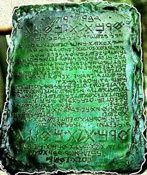  9. Bảng Ngọc Lục Bảo (The Emerald Tablet): Một văn bản huyền học ngắn gọn nhưng sâu sắc, gắn liền với triết học giả kim thuật; chứa đựng nguyên tắc "Như trên, cũng như dưới", được coi là chìa khóa của tri thức huyền bí. Ảnh: Pinterest.