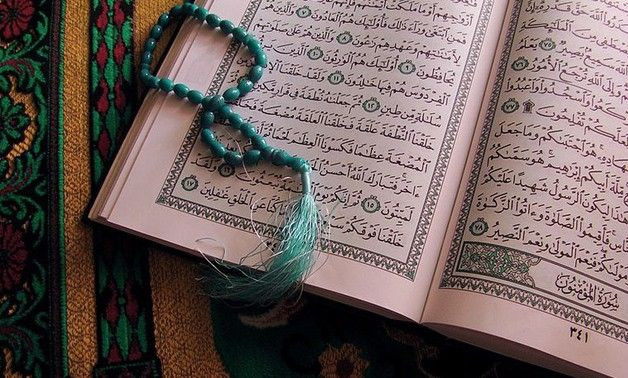  2. Kinh Koran (The Quran): Văn bản tôn giáo trung tâm của Hồi giáo, được coi là lời mặc khải của Thượng đế qua nhà tiên tri Muhammad; đề cập đến thiên đường, địa ngục, ngày phán xét và những hiện tượng siêu nhiên. Ảnh: Pinterest.
