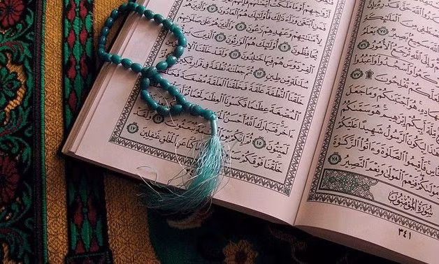  2. Kinh Koran (The Quran): Văn bản tôn giáo trung tâm của Hồi giáo, được coi là lời mặc khải của Thượng đế qua nhà tiên tri Muhammad; đề cập đến thiên đường, địa ngục, ngày phán xét và những hiện tượng siêu nhiên. Ảnh: Pinterest.