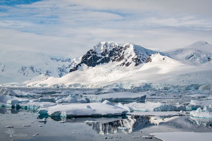  Dày đặc băng: Khoảng 98% diện tích Nam Cực được bao phủ bởi băng, với độ dày trung bình khoảng 1,9 km. Ảnh: Pinterest.