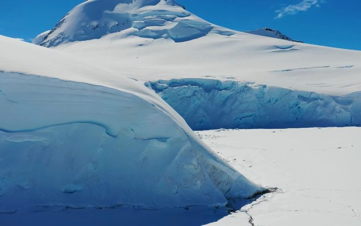  Thiên thạch trên băng: Nam Cực là nơi lý tưởng để tìm thiên thạch, do bề mặt băng trắng sáng giúp chúng dễ dàng được phát hiện. Ảnh: Pinterest.