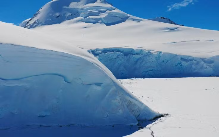  Thiên thạch trên băng: Nam Cực là nơi lý tưởng để tìm thiên thạch, do bề mặt băng trắng sáng giúp chúng dễ dàng được phát hiện. Ảnh: Pinterest.