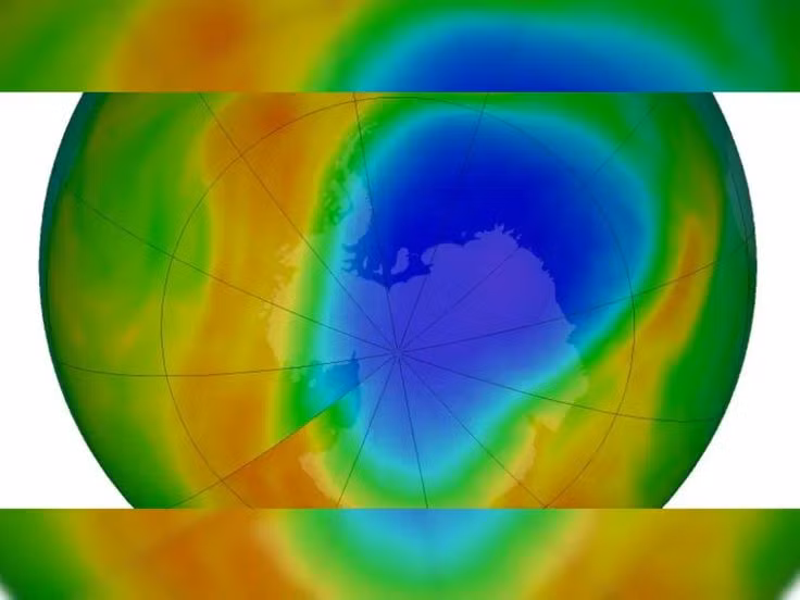  Lỗ thủng tầng ozone: Lỗ thủng tầng ozone lớn nhất từng được phát hiện ở khu vực trên Nam Cực vào những năm 1980, làm dấy lên mối lo ngại toàn cầu về biến đổi khí hậu. Ảnh: Pinterest.