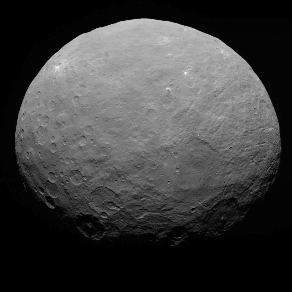  8. Bề mặt tối màu. Ceres có bề mặt tối, phản xạ chỉ khoảng 9% ánh sáng Mặt Trời, gần giống với than đá. Ảnh: Pinterest.