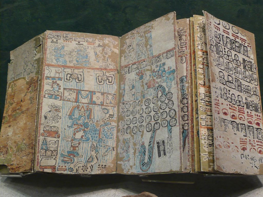  13. Cách đọc các bản viết tay. Các codices được đọc từ phải sang trái, từ trên xuống dưới, và thường được gấp lại theo dạng như đàn accordion. Ảnh: Pinterest.