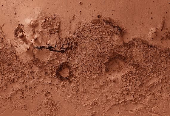  Nước dạng băng: Nước trên Sao Hỏa tồn tại dưới dạng băng ở các cực và dưới bề mặt. Dấu vết của dòng nước mặn có thể đã từng tồn tại trên bề mặt. Ảnh: Pinterest.