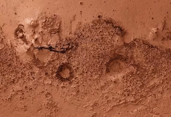  Nước dạng băng: Nước trên Sao Hỏa tồn tại dưới dạng băng ở các cực và dưới bề mặt. Dấu vết của dòng nước mặn có thể đã từng tồn tại trên bề mặt. Ảnh: Pinterest.