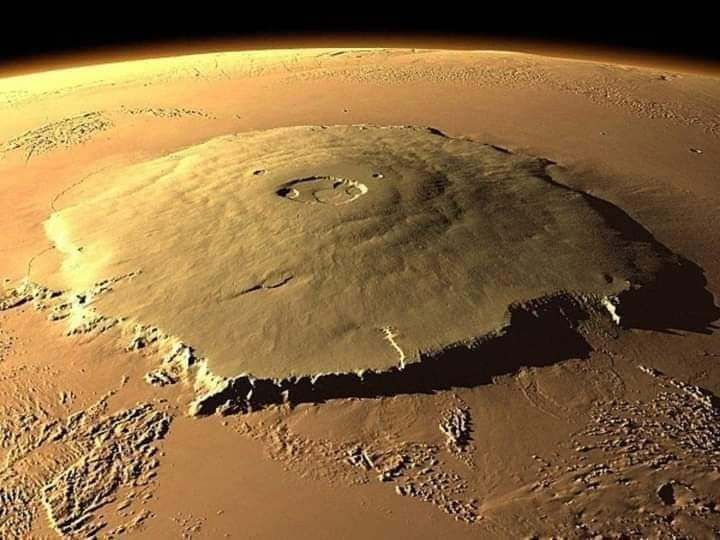  Ngọn núi cao nhất Hệ Mặt Trời: Núi Olympus Mons trên Sao Hỏa là ngọn núi lửa cao nhất Hệ Mặt Trời, với độ cao 21,9 km – gấp gần 2,5 lần so với đỉnh Everest – “nóc nhà” của Trái Đất. Ảnh: Pinterest.